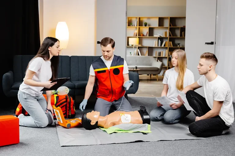adults-training-on-cpr-manikin-in-indoor