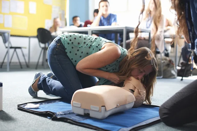 woman-practicing-cpr-on-training
