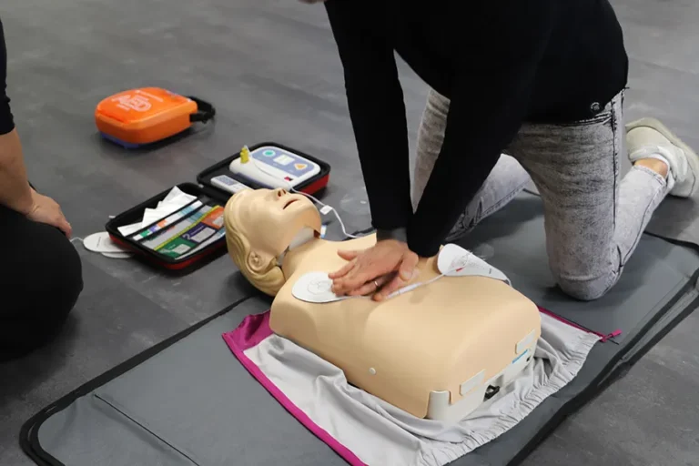 resuscitation-training-with-dummy-in-a-health-set